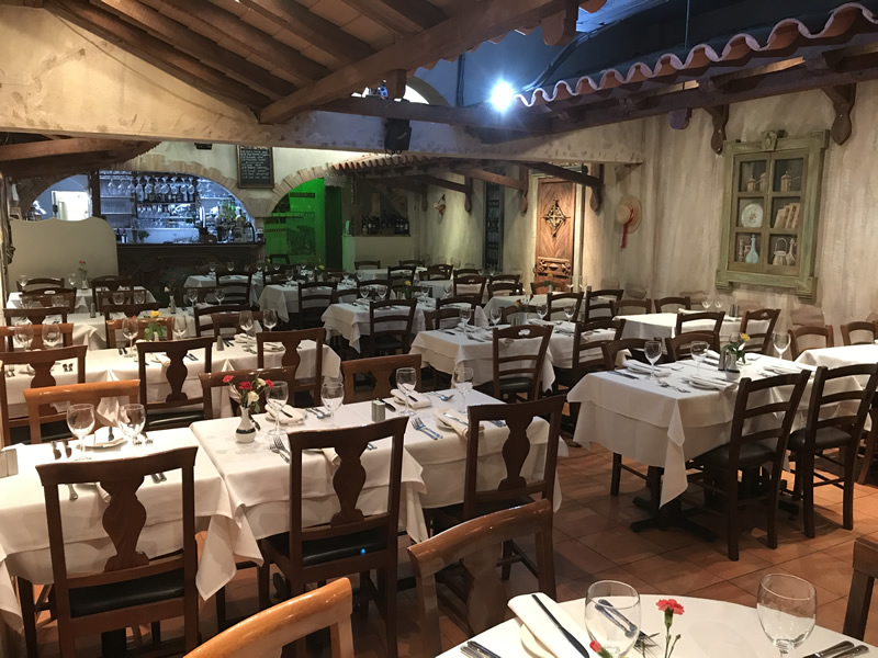 Casa Mia restaurant dining room