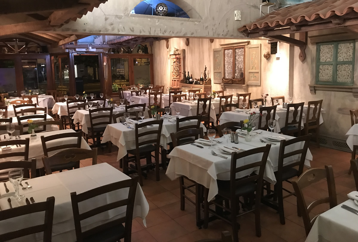 Casa Mia restaurant dining room